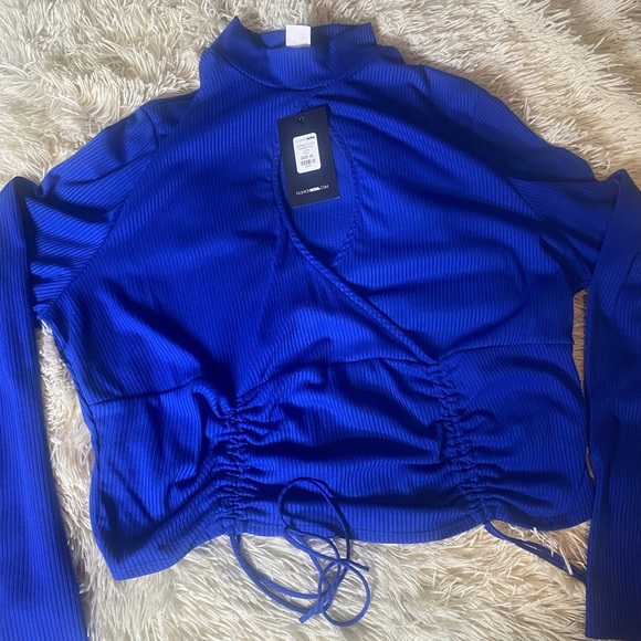 KEY HOLE CROP TOP - Picture 1 of 4